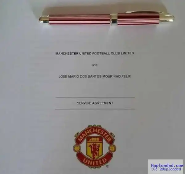 Photo: Contract Document Of Man U